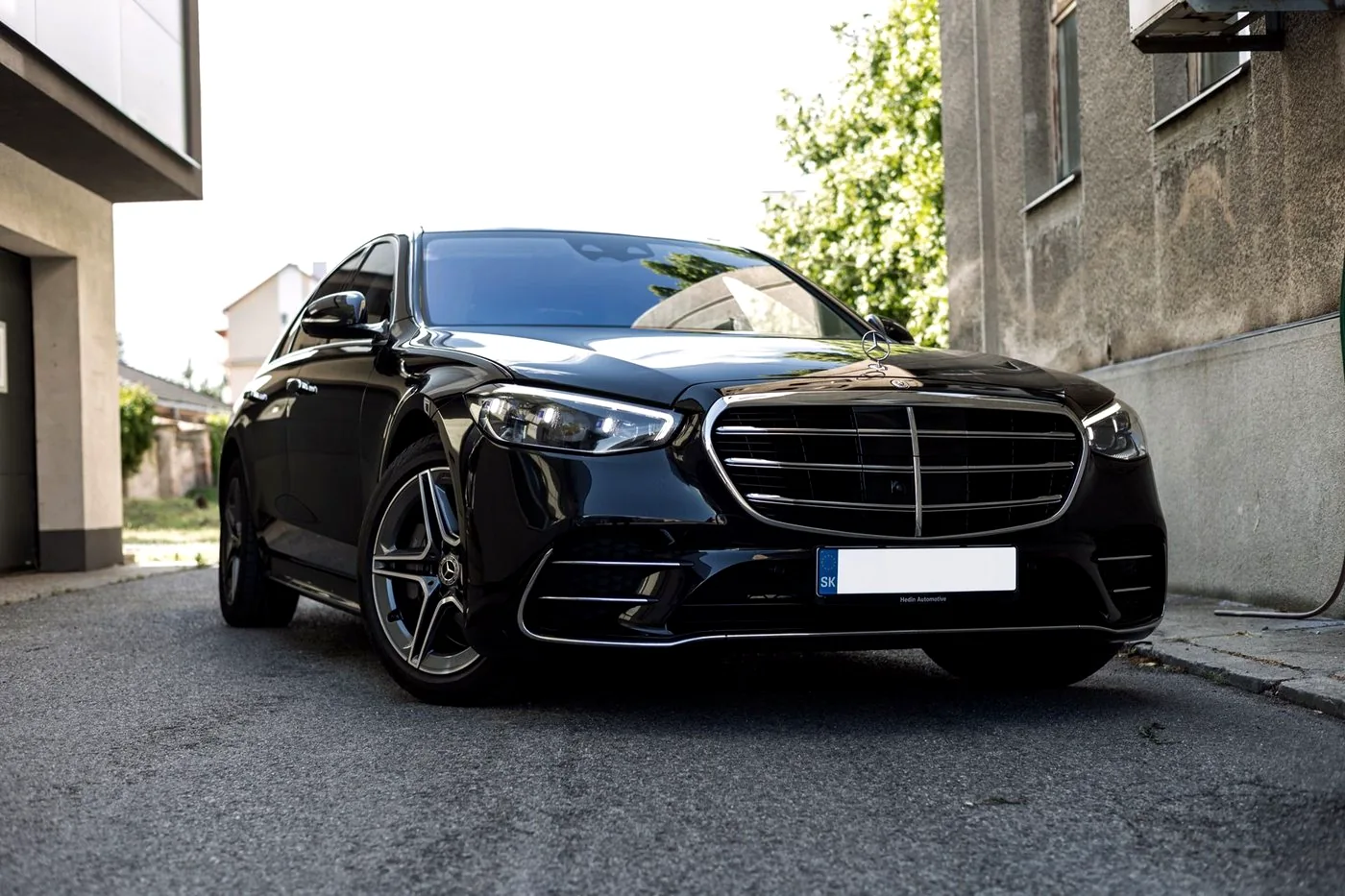 Čierny Mercedes po detailingu Šumny motor